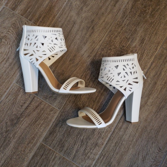 BAMBOO Shoes - Bamboo White Laser Cut Boho Heels Sz 6.5